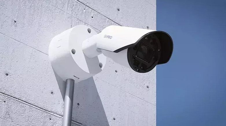Камера спостереження Panasonic i-PRO зі штучним інтелектом.