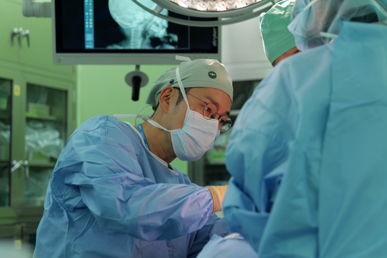 30 грудня 2024 року професор Кім Бьон Чжун виконує операцію з розширення черепа пацієнта-педіатра. [SEOUL NATIONAL UNIVERSITY HOSPITAL]