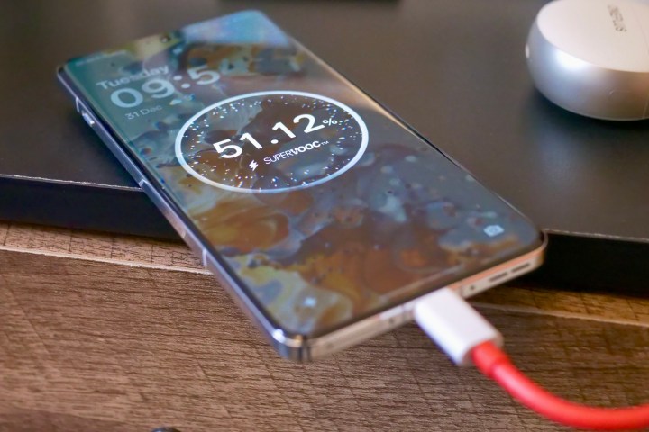 OnePlus 13 на зарядці.