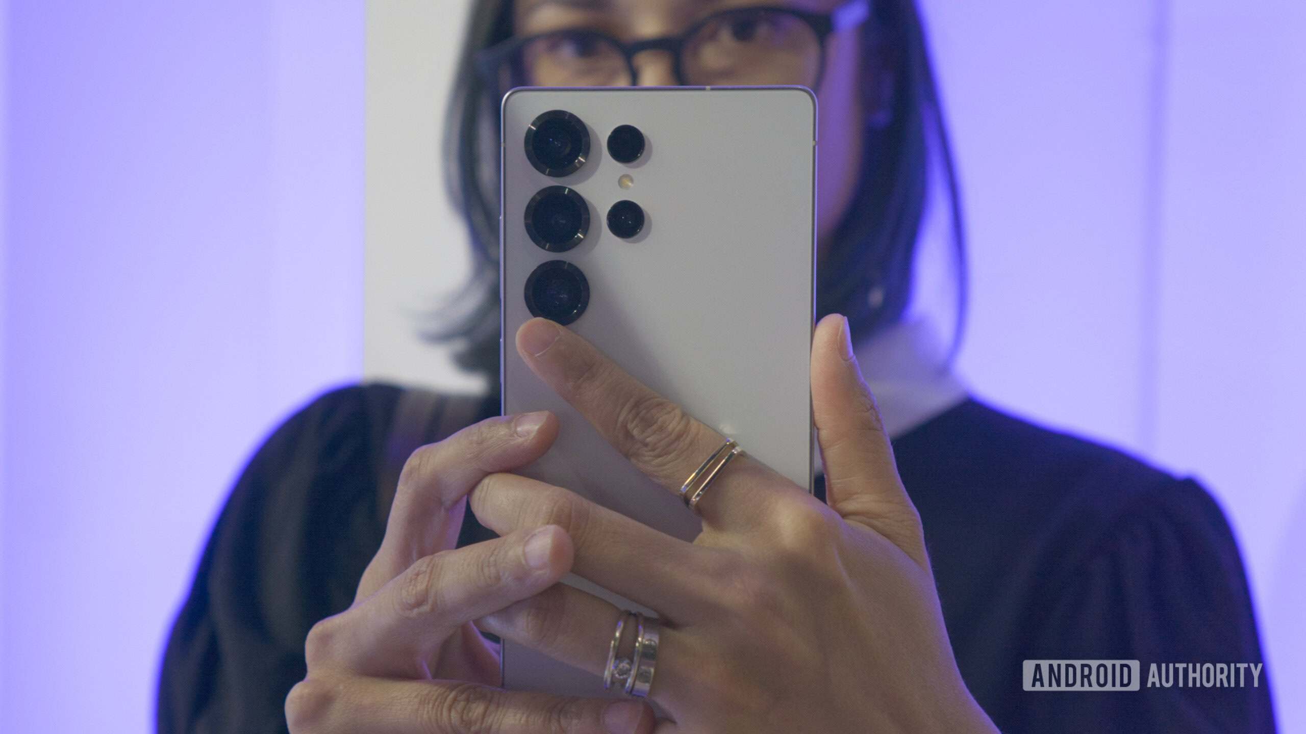 Samsung Galaxy S25 Ultra в руці з камерами Samsung Galaxy S25 Ultra в руці з камерами