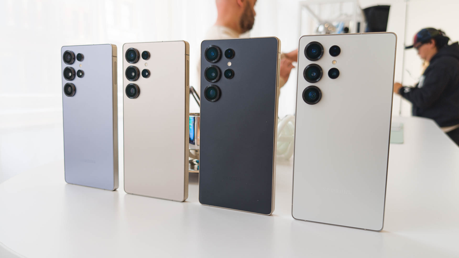 Окремо стоїть Samsung Galaxy S25 Ultra у всіх чотирьох кольорах Окремо стоїть Samsung Galaxy S25 Ultra у всіх чотирьох кольорах