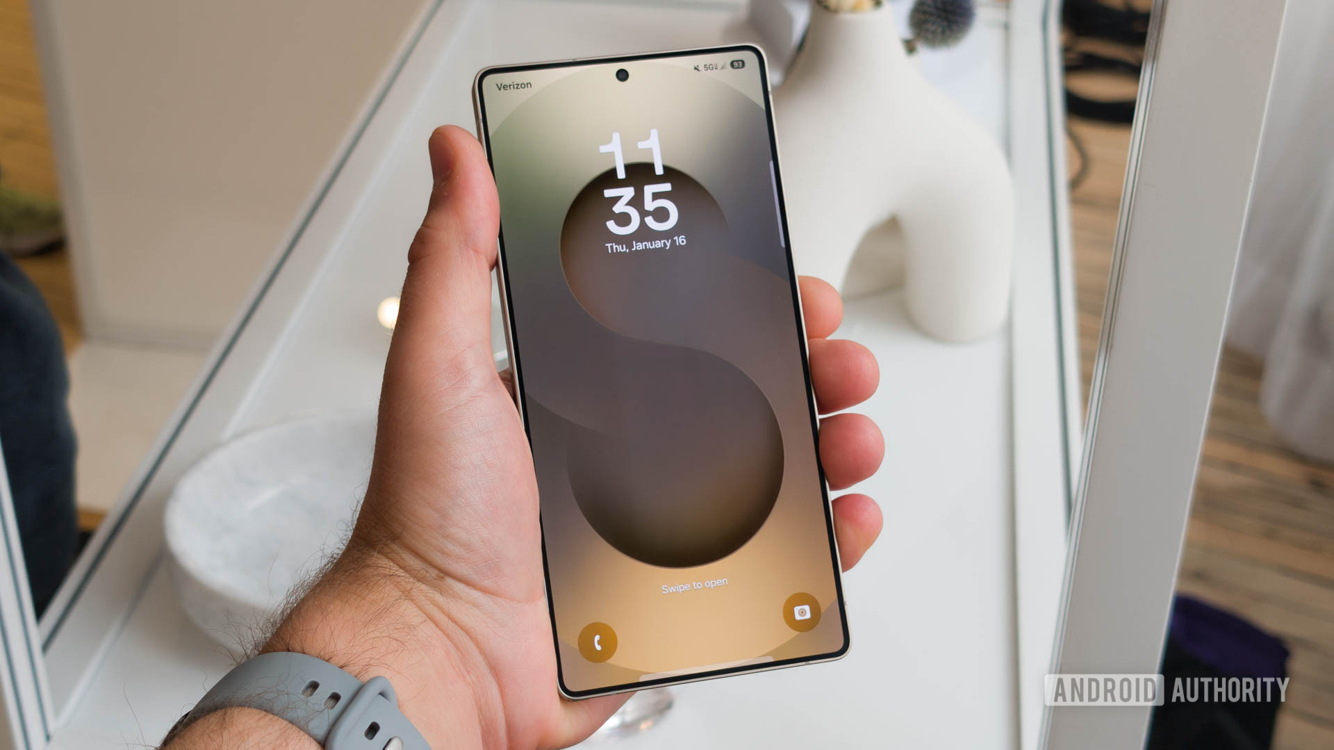 Samsung Galaxy S25 Ultra в руці з екраном блокування Samsung Galaxy S25 Ultra в руці з екраном блокування