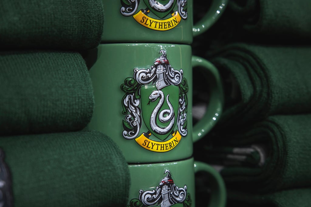 Логотип Слізерина видно на чашках у магазині виставки Гаррі в Барселоні, Іспанія. Фото: Getty Images Логотип Слізерина видно на чашках у магазині виставки Гаррі в Барселоні, Іспанія. Фото: Getty Images