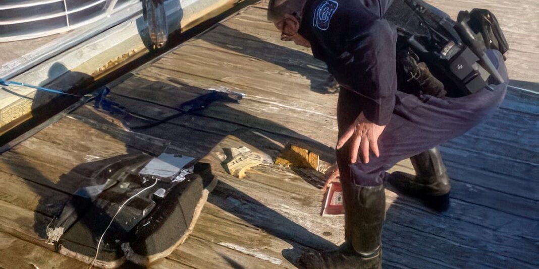 Особисті предмети, знайдені в річці Потомак, милі від місця аварії, переведених на ФБР
