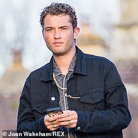 Син Джуда Лоу Рафферті, 27 років, - це плюючий образ свого знаменитого батька, 58 років, коли він відвідує Vanity Fair Ee Rising Star Part
