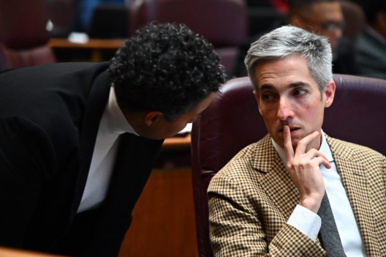 Альд. Марія Хадден (49 -а) розмовляє з ALD. Даніель Ла Спата (1 -й) під час засідання міської ради 15 січня 2025 року.