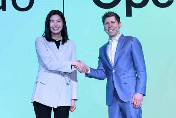Генеральний директор Kakao Chung Shin-A, зліва та засновник OpenAI Сем Альтман позують на фотографію на прес-заході Какао, щоб оголосити про партнерство корейської компанії з OpenAI, що відбулося в Центральному Сеулі 4 лютого. [NEWS1]