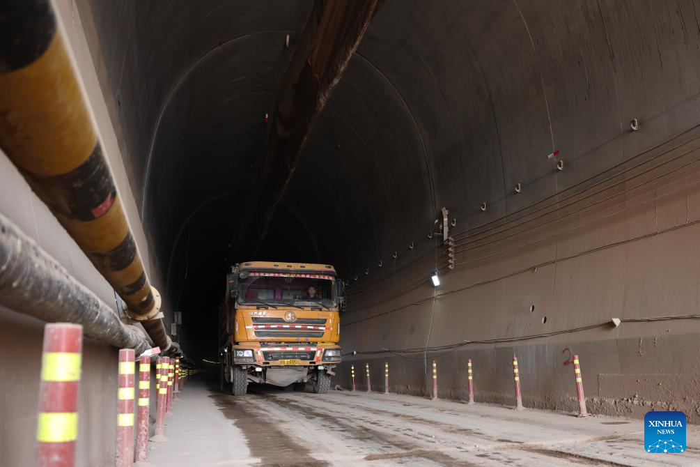 Тунель правої доріжки тунелю Huangjialing в Китаї Китаю пробухнув через к.сіньхуа
