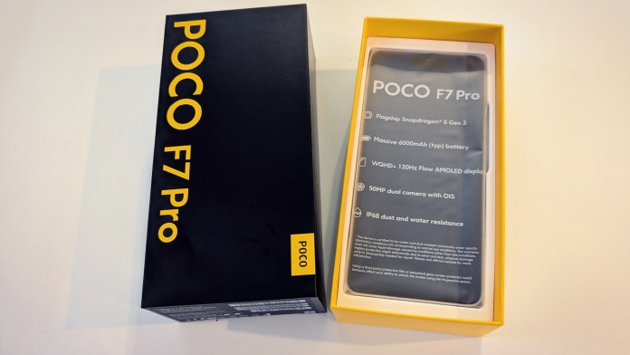 Коробка смартфонів Poco F7 Pro, що показує специфікації пристрою, включаючи процесор Snapdragon 8 Gen 3, акумулятор 6000mAh, дисплей 120 Гц, подвійну камеру з OIS та IP68 пилу та водостійкості.