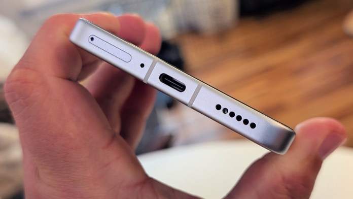 Вид смартфона Poco F7 Pro, що показує кнопки гучності, лоток для SIM-карт та порт USB-C.