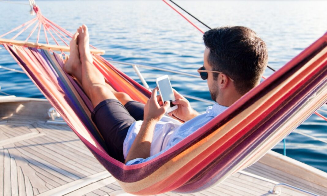 Мобільні телефони обганяють настільні комп'ютери, як бажаний інструмент для подорожей
