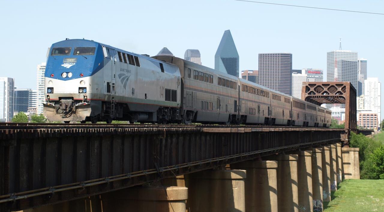 Потяг Amtrak, що виїжджає з Далласа