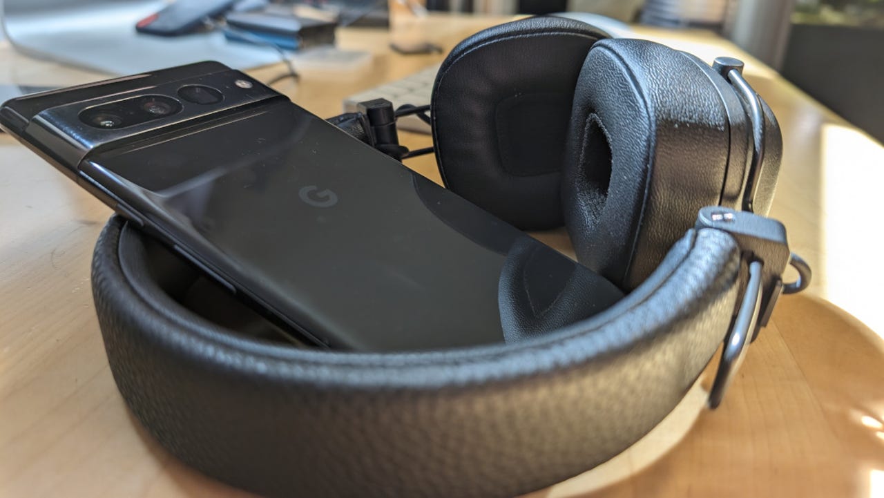 Pixel 7 Pro, розташований в межах пари навушників Маршалла.