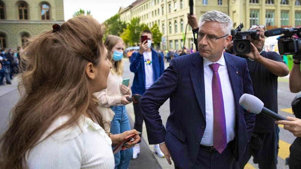 Glarner може бути досліджений для підробленого відео - галереї. Національний радник SVP Андреас Гларнер (праворуч) восени 2020 року під час розмови з Зеленим національним радником Сибел Арслан (ліворуч) про бахрому дії кліматичного руху на Бундесплац. (Архівне зображення)