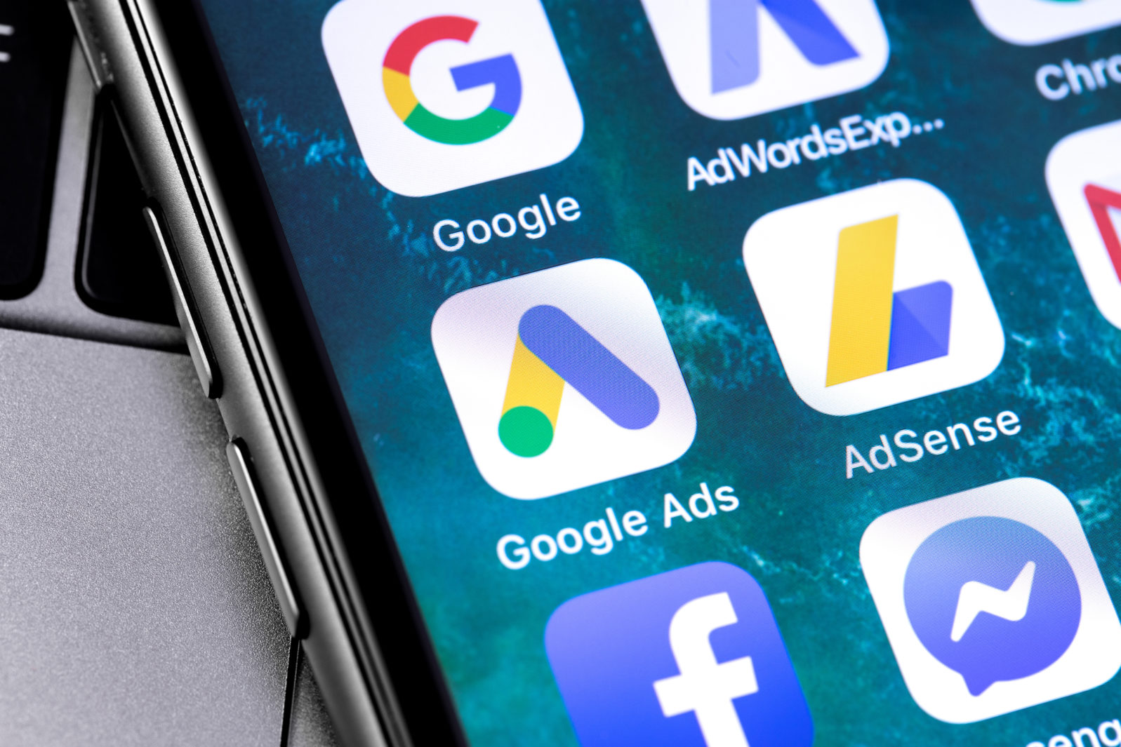 Ноутбук для клавіатури та Google Ads Adwwords значок додатка на екрані смартфонів. Google - найбільша пошукова система в Інтернеті у світі. Москва, Росія - 27 квітня 2019 року