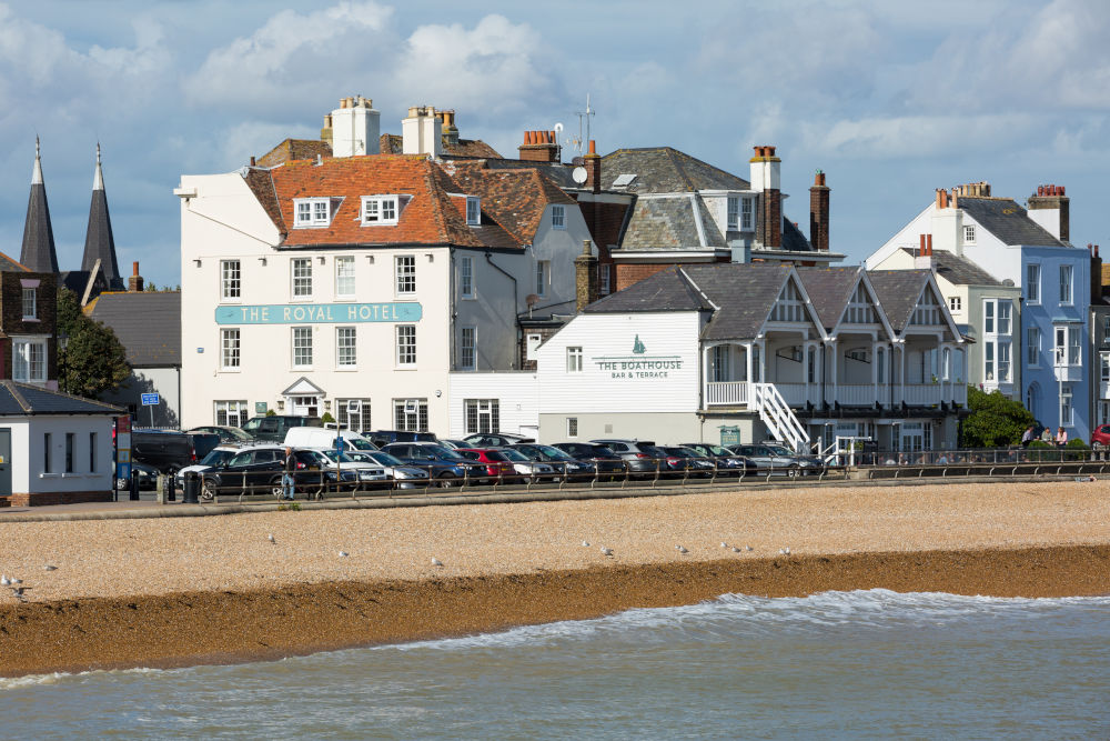 Royal Hotel Deal Expertion