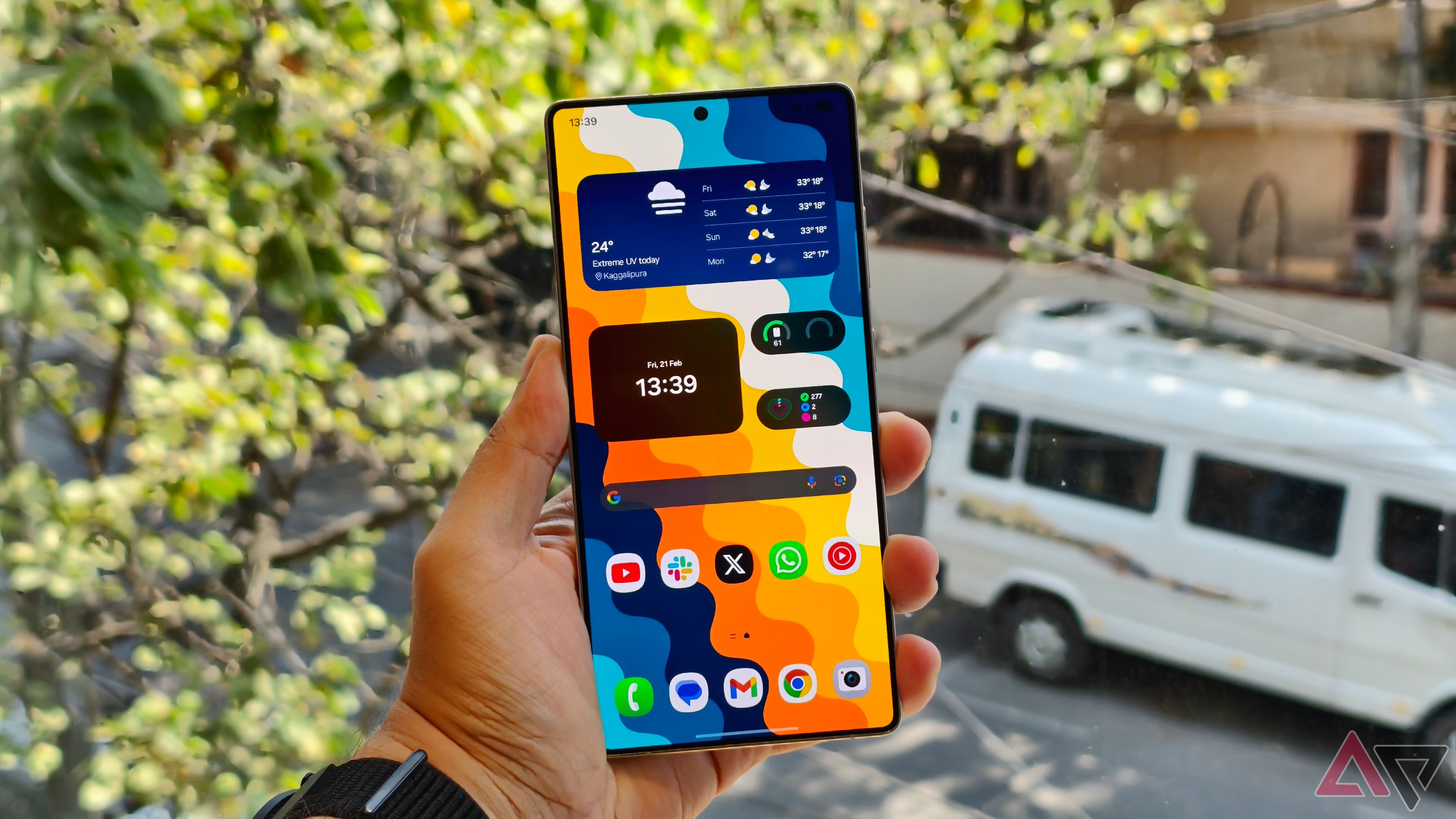 Людина, що тримає Galaxy S25 Ultra, що показує домашній екран