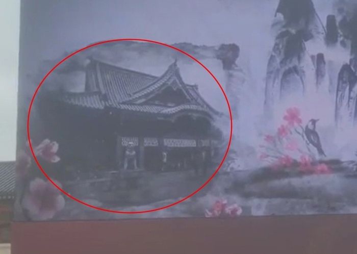 Суперечка заварюється з приводу того, що картина японської святині з’явилася у відео для ..
