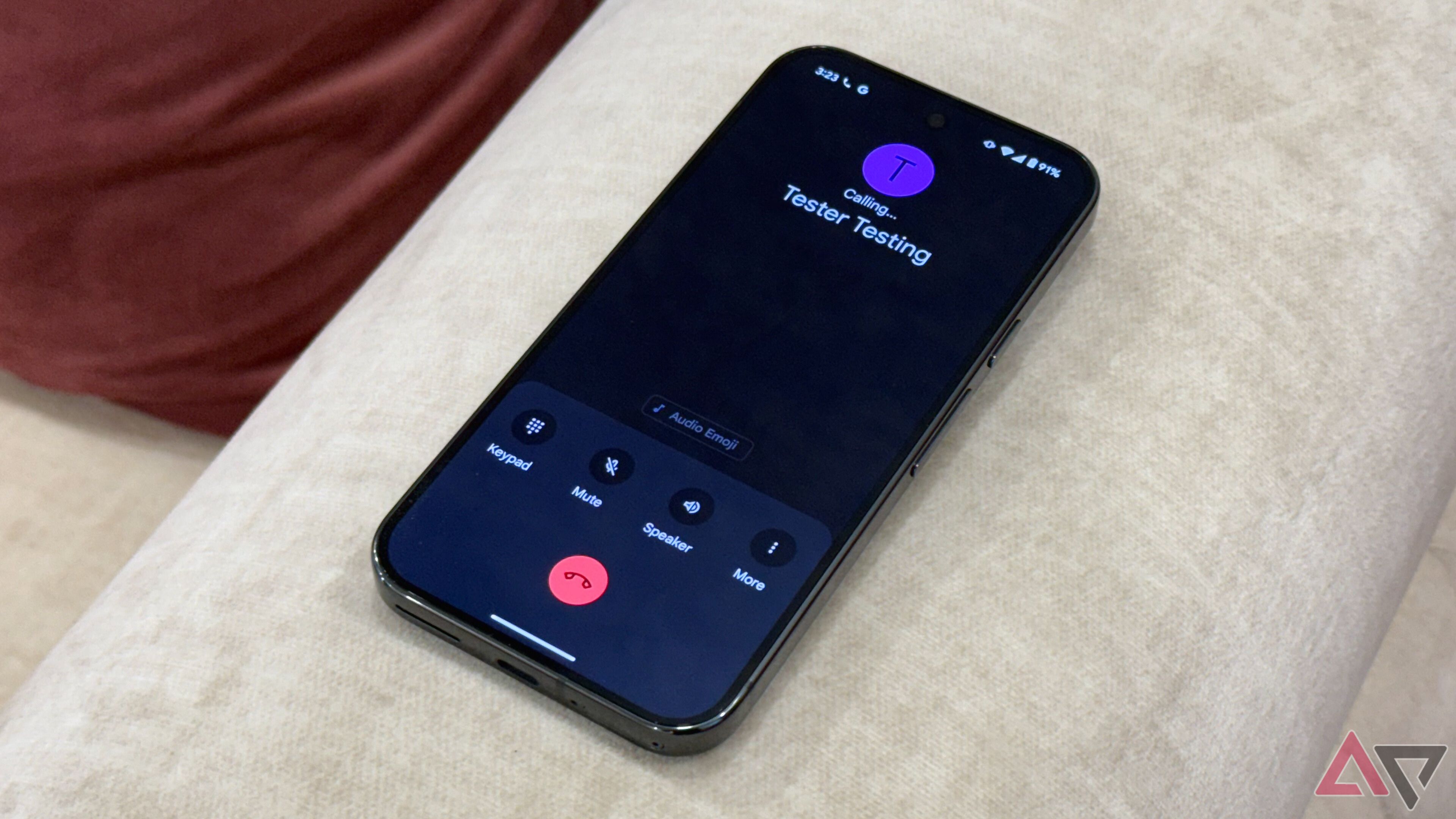 Додаток Google Phone, що працює на Pixel Phone, телефонуючи на тестер