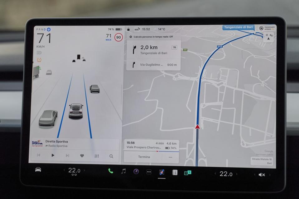Модель Tesla y з функцією автопілота рівня 2 в дії