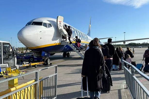 Пасажири сідають на рейс Ryanair