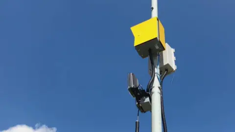 BBC/SEB підбадьорить жовту коробку з двома датчиками, прикріпленими до ліхтарі.