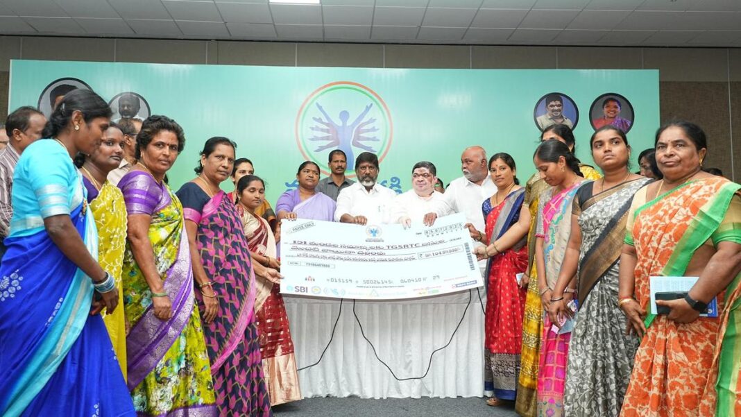 Жінки Telangana SHGS отримують першу оренду в розмірі 69 468 кожна за оренду автобусів до TGSRTC
