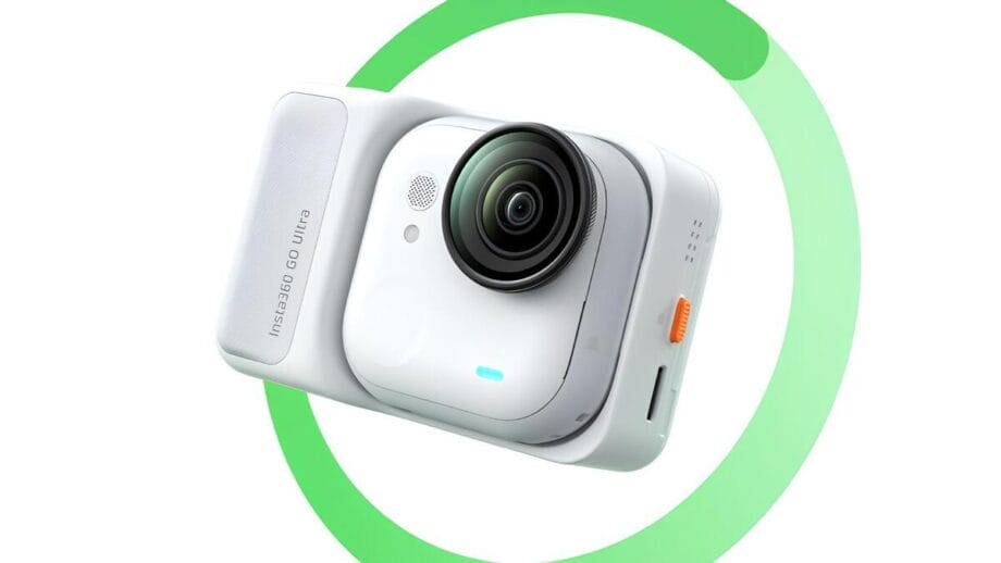 White Insta360 Go Ultra Action Camera на білому тлі з зеленою круговою графікою за ним.
