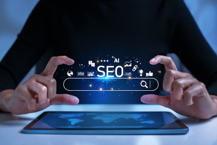 Концепція оптимізації пошукових систем SEO. Панель пошуку показує піктограми інструментів SEO на вашому веб -сайті з AIS -помічниками, аналітикою користувачів, створенням вмісту та вдосконаленням алгоритму пошуку.