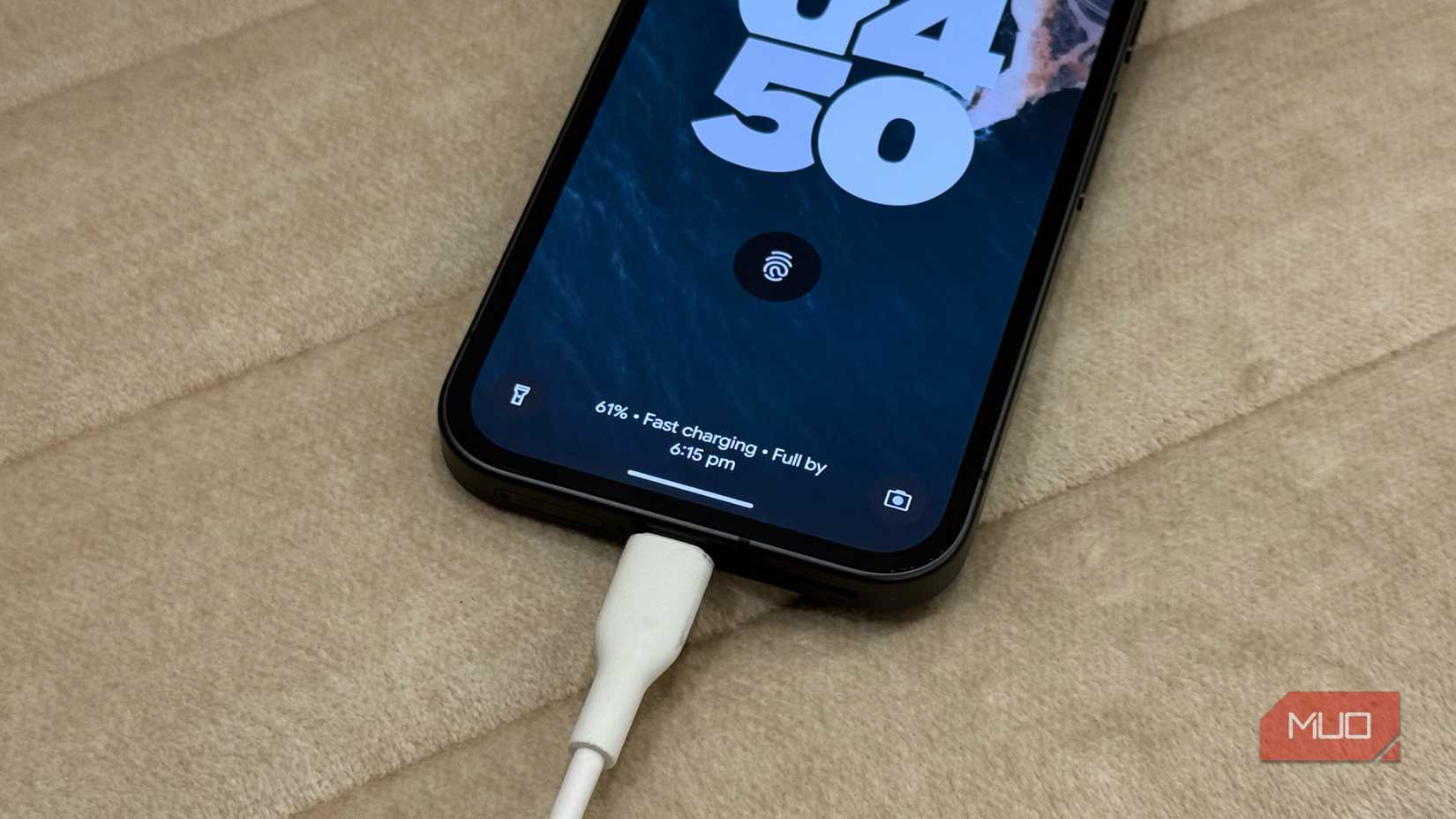 Pixel 9a швидка зарядка на білому дивані