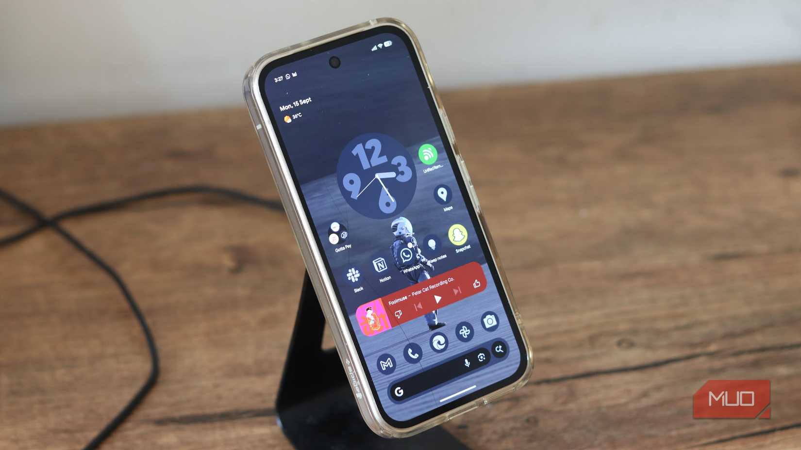 Pixel 9a на бездротовому зарядному стенді.