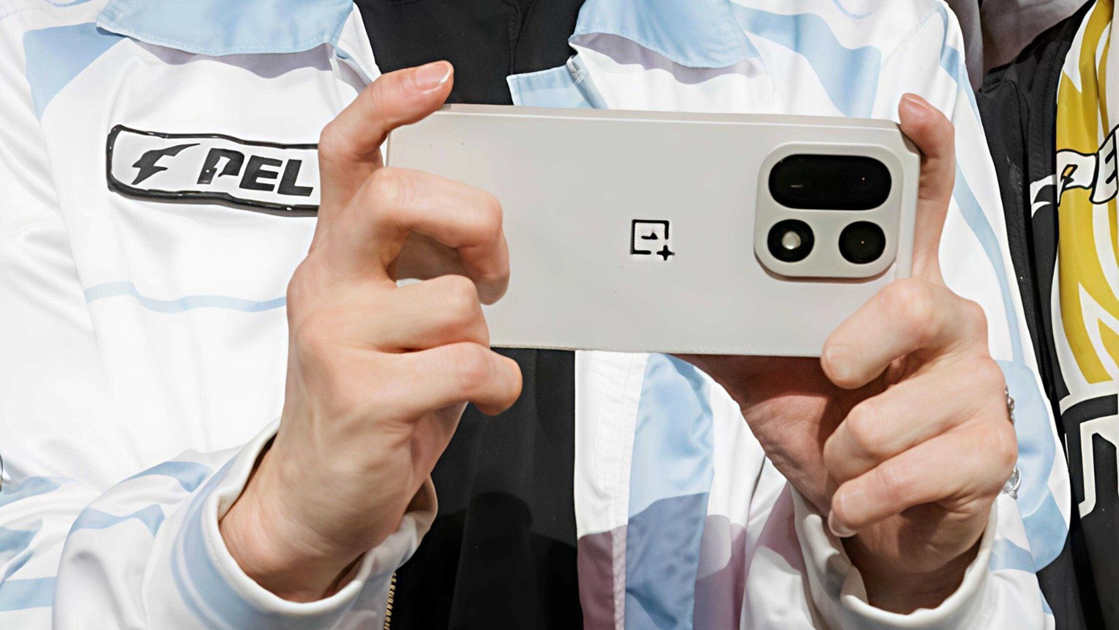 Підозра на OnePlus 15 у титану, що використовується на зображенні події
