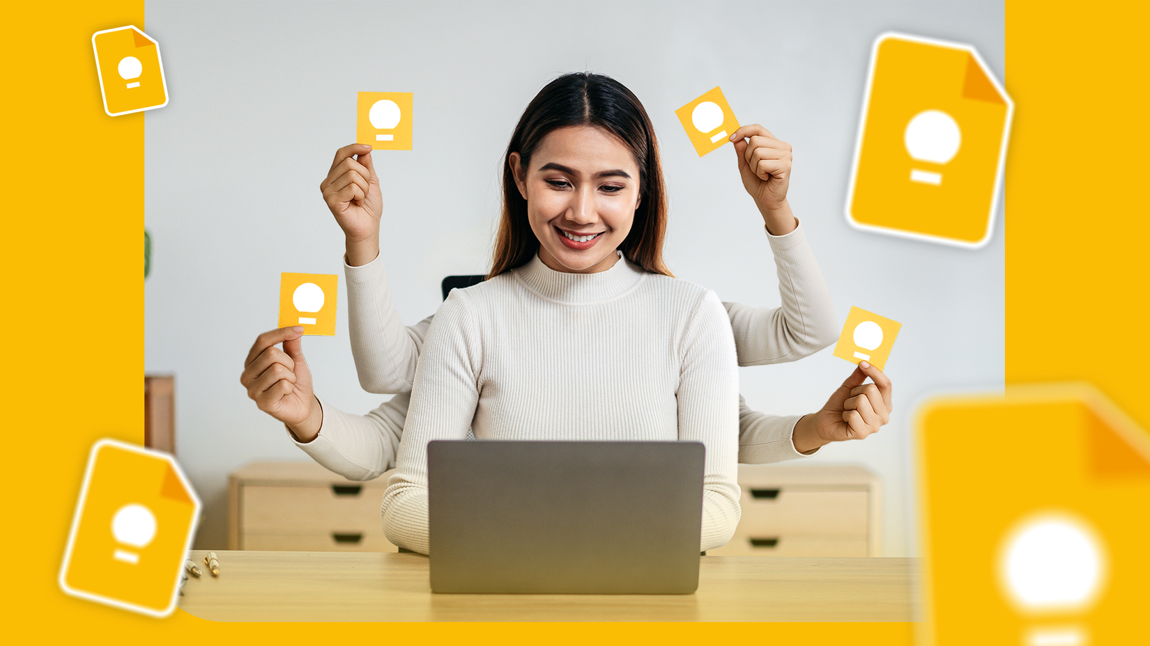 Жінка, посміхаючись на ноутбуці з декількома руками, що тримає Google Keep Clypy Notes, оточені плаваючими логотипами Google Keep.