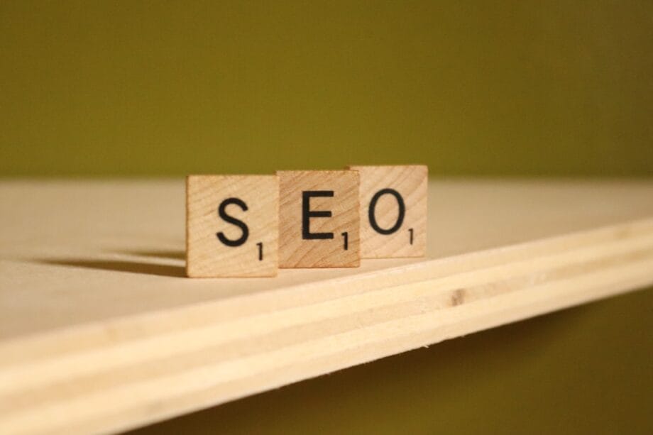 дерев’яний блок із написом seo