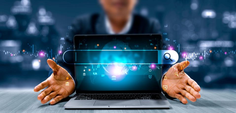 Ділові люди використовують Інтернет для інформації та перегляду концепції інформаційної мережі