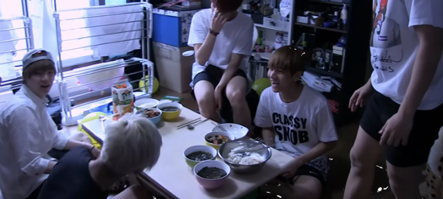 Семеро учасників BTS жили разом в одному будинку та ділилися однією ванною кімнатою. Знято з відео Big Hit Music