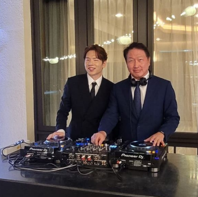 Хан Сок Хен, ліворуч, відомий як Райден, стоїть із головою SK Group Чей Те Воном. Знято з соціальних мереж Чея