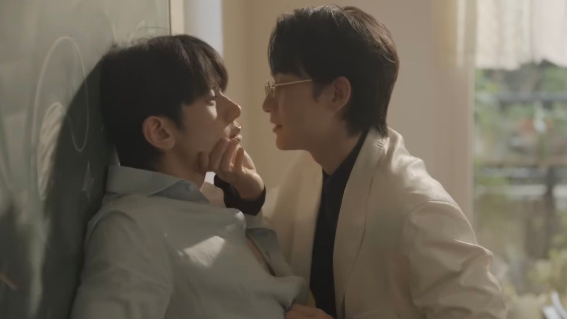 Кадр із трейлера драми (зображення на YouTube/@seekmediagroup)