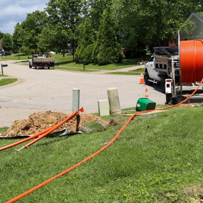 Деякі чиновники, законодавці прагнуть прискорити видачу дозволів на проекти широкосмугового зв’язку
